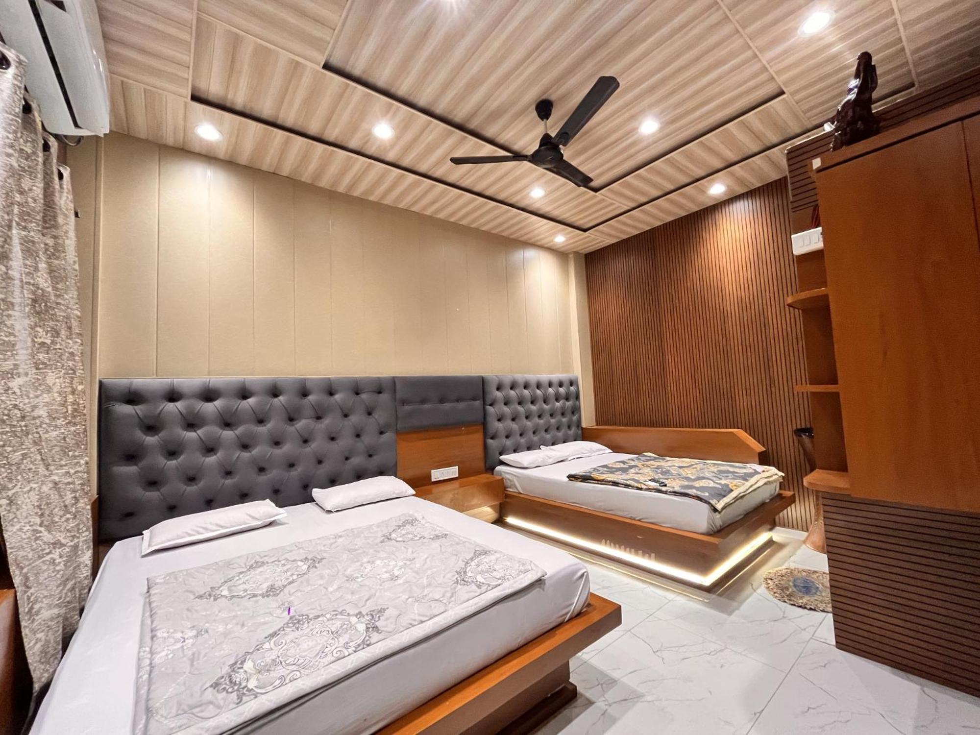 Pallav Guest House 乌贾因 外观 照片