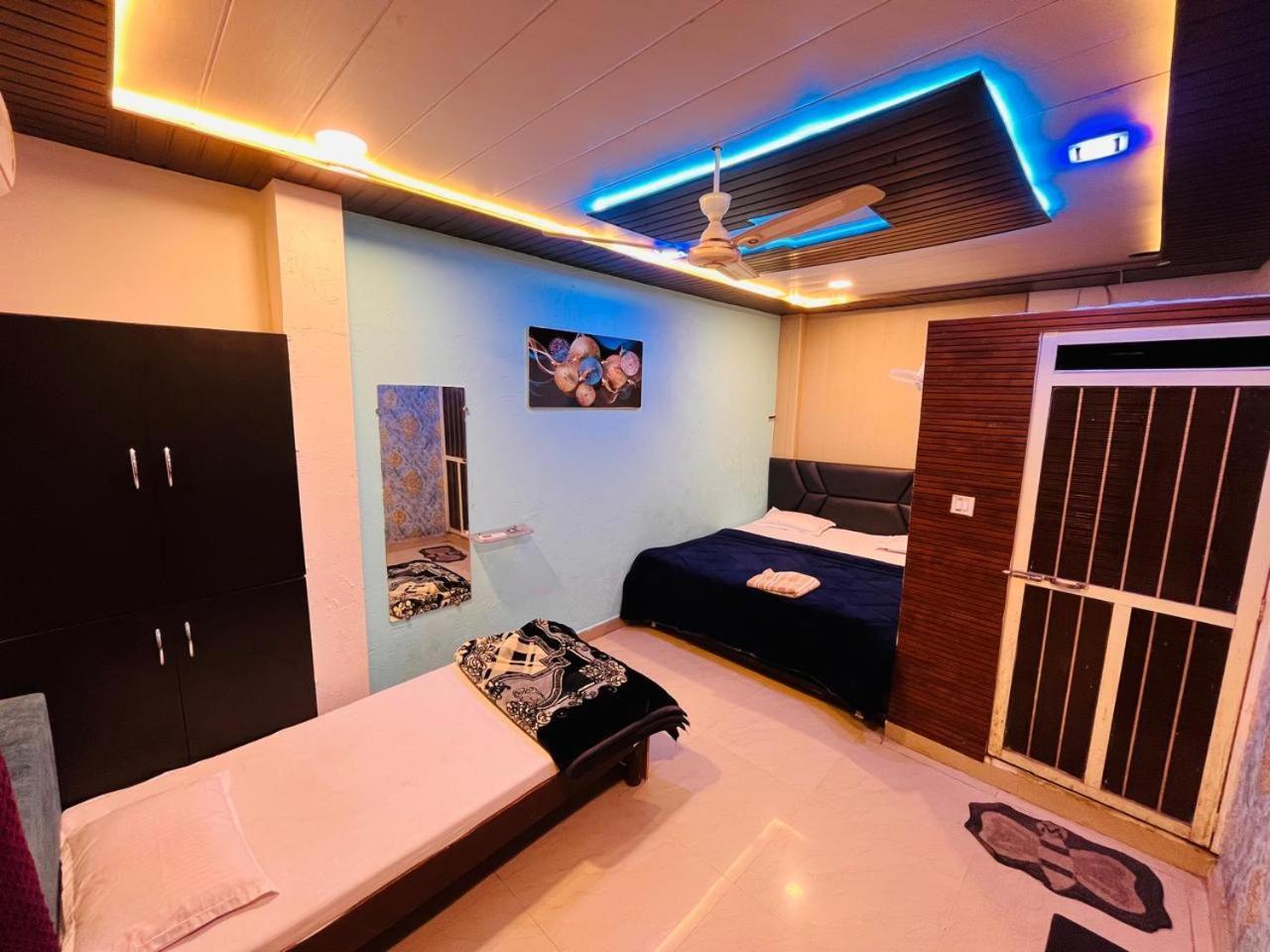 Pallav Guest House 乌贾因 外观 照片