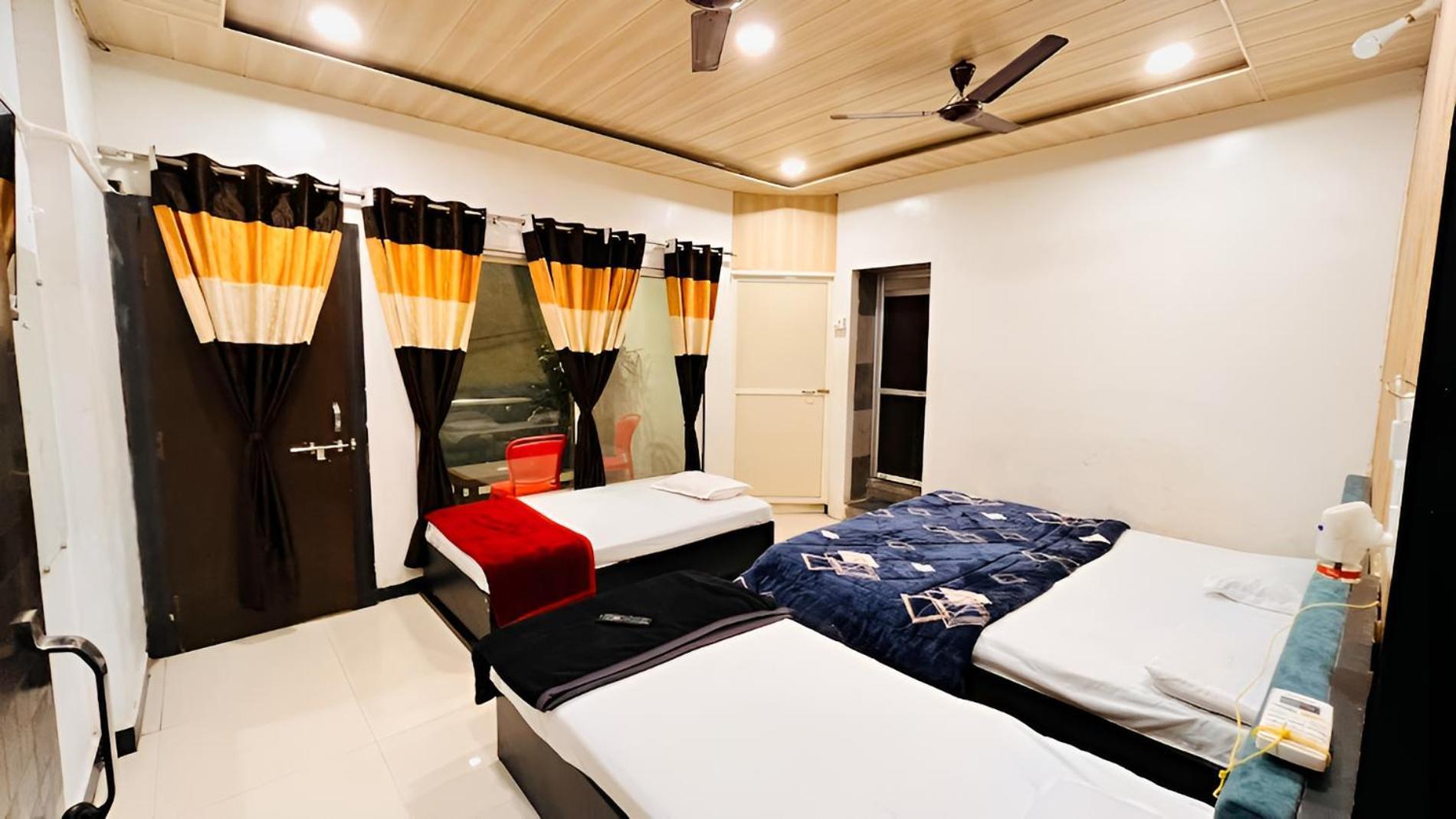 Pallav Guest House 乌贾因 外观 照片
